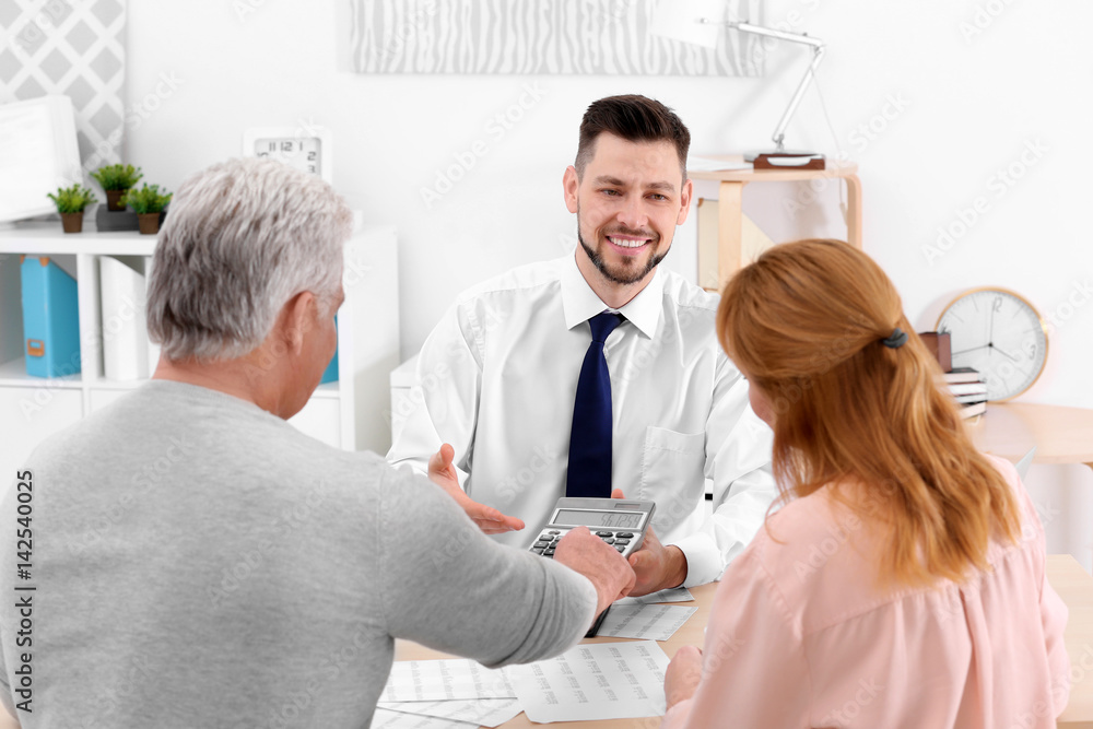 Obraz premium Insurance agent showing calculator with value of benefits