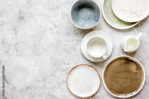 Fotografie ceramic tableware top view on stone background mock up
