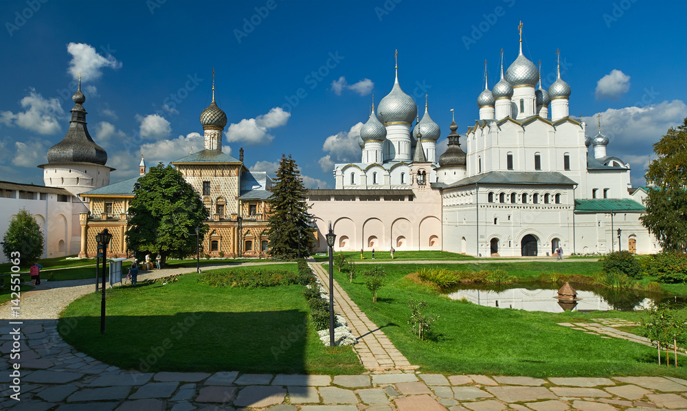 Fototapeta premium Assumption Cathedral and church of the Resurrection in Rostov Kremlin.