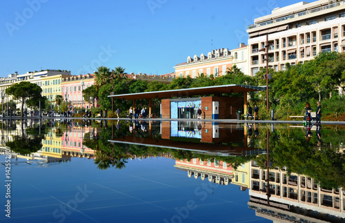 Quadro em tela Coulée verte, effet miroir sur la promenade du Paillon, Nice