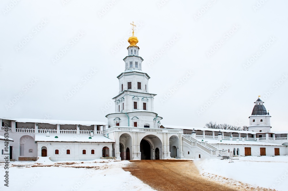 Obraz premium The new Jerusalem monastery Istra, Russia wall and the road to the bell tower in winter
