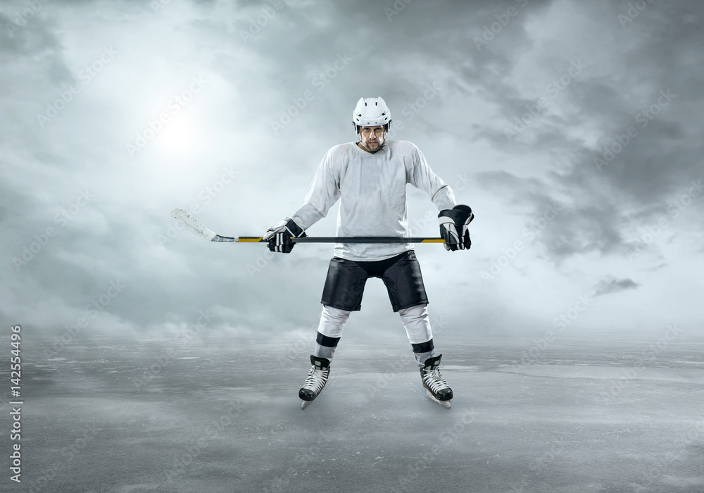 Naklejka premium Ice hockey player on the ice, outdoors
