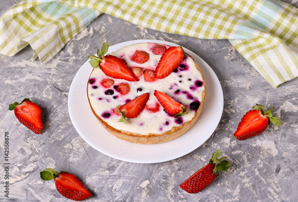 Short tart with currants, strawberry and souffle Short tart with currants, strawberry and souffle