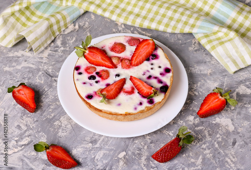 Short tart with currants, strawberry and souffle