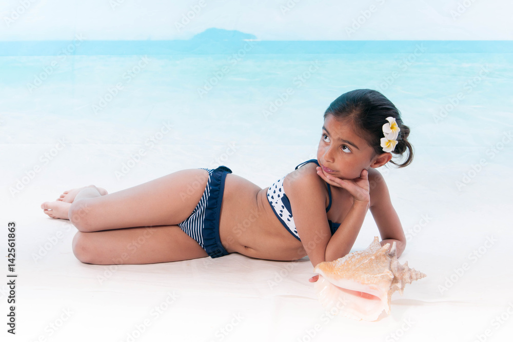 fillette à la plage Stock Photo | Adobe Stock