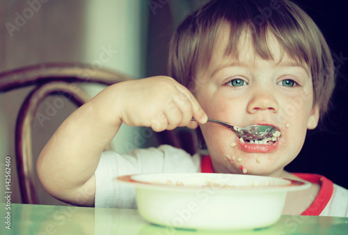 Child himself eats cereal