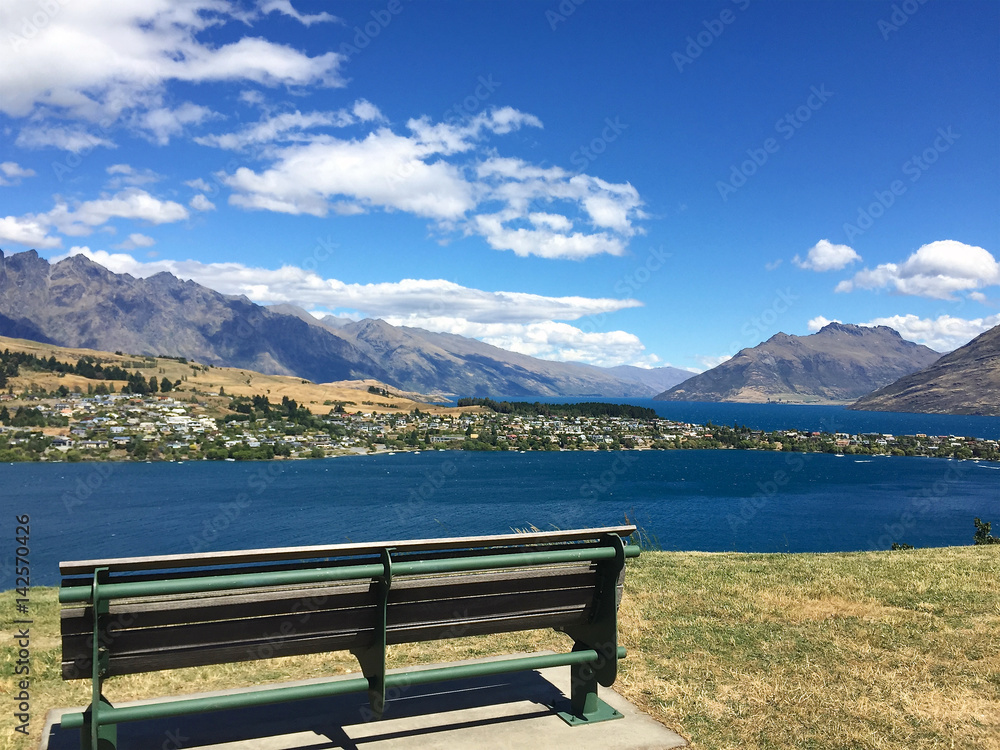 Obraz premium クィーンズタウン ワカティプ湖を見下ろすベンチ