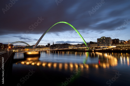 Valokuva Gateshead Millennium Bridge light up at night,  over the Tyne river in Newcastle