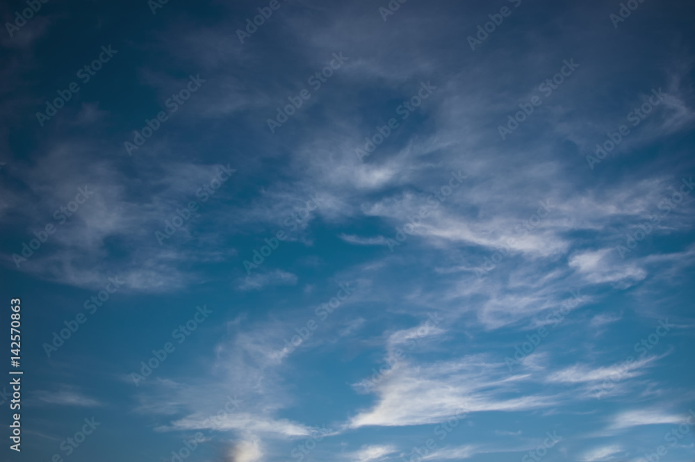 Cielo con nuvole cirri