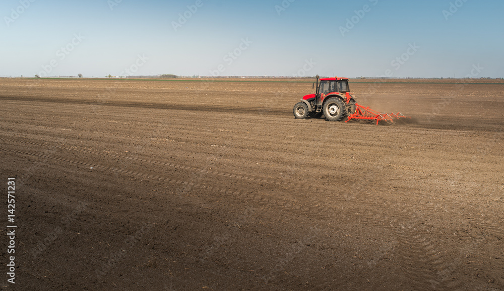 Obraz premium Tractor preparing land