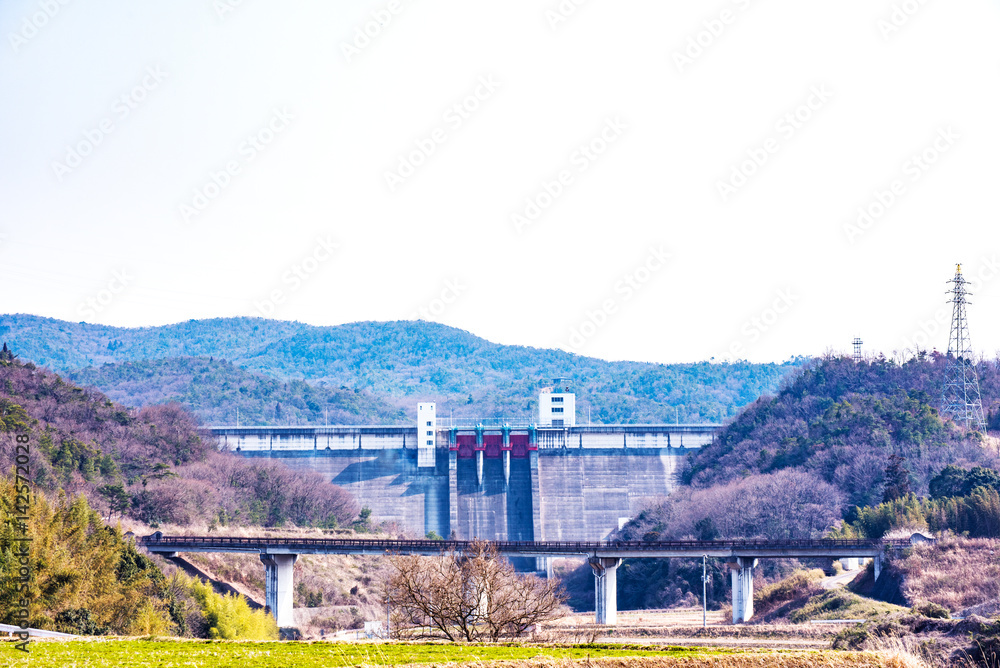 Naklejka premium 春霞・呑吐ダムと衝原湖の西日兵庫県神戸市