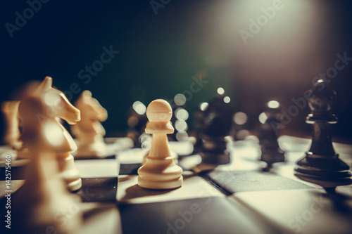 Photographie White and black pieces on chess board