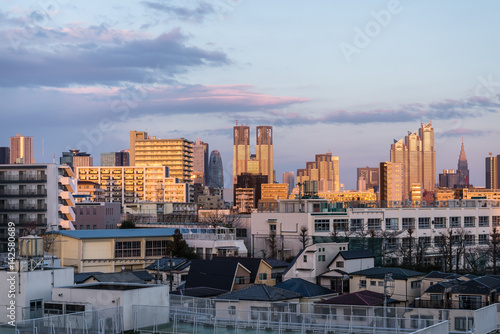 東京都心のビル群と夕方の空２