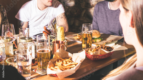 Konzept Essen und Trinken mit Freunden genießen