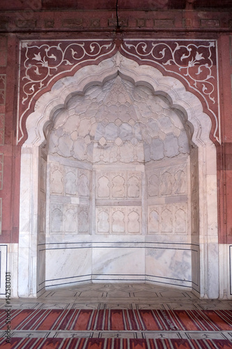 Fototapeta Naklejka Na Ścianę i Meble -  The spectacular architecture of the Great Friday Mosque (Jama Masjid), Delhi, India.