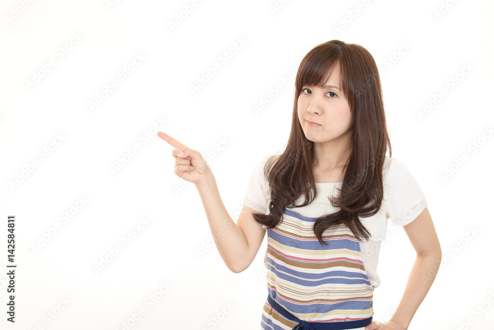 怒った表情の女性