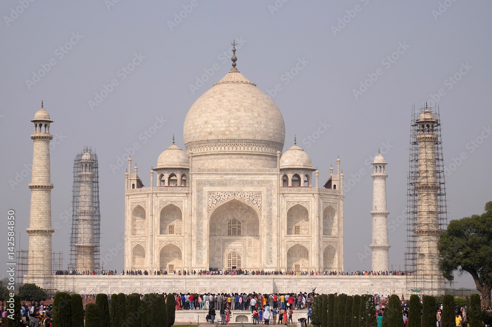 Obraz premium Taj Mahal (Crown of Palaces), an ivory-white marble mausoleum on the south bank of the Yamuna river in Agra, Uttar Pradesh, India 