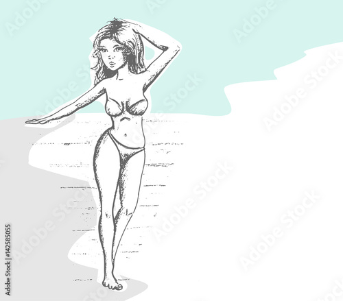 vrouw loopt langs het water in bikini