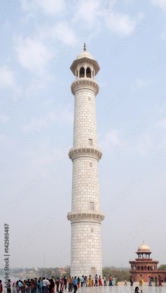 Minaret of the Taj Mahal (Crown of Palaces), an ivory-white marble mausoleum on the south bank of the Yamuna river in Agra, Uttar Pradesh, India 