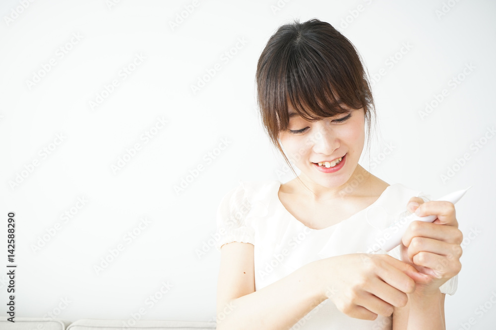 お化粧をする若い女性