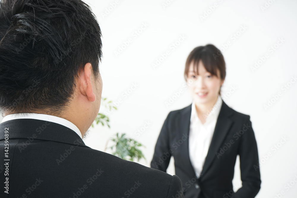 面接を受ける若い日本人の女性 面接を受ける若い日本人の女性