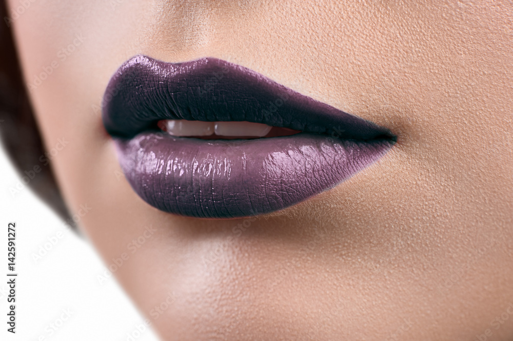 Foto Stock Dark lipstick. Cropped macro shot of professional makeup sexy  lips with dark purple lipstick on cosmetic lip gloss beauty salon fashion  creative artistic sensuality sexuality femininity concept | Adobe Stock