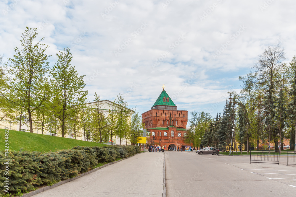 Fototapeta premium Ивановский съезд и Дмитриевская башня кремля в городе Нижний Новгород