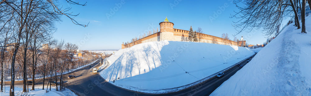 Нижегородский кремлевский холм с Коромыловой башней и стеной в Нижнем Новгороде зимой