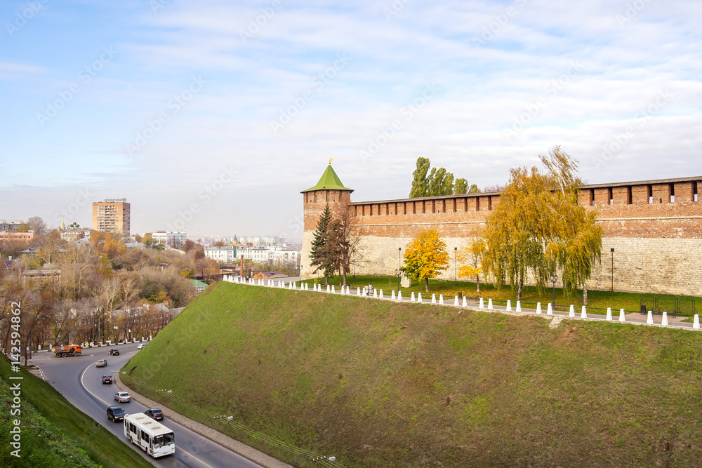 Вид на Коромыслову башню кремля и Зеленский съезд в Нижнем Новгороде в осенний день