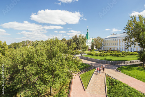 Летний вид с кремлевской стены на собор Михаила Архангела и филармонию в Нижегородском кремле