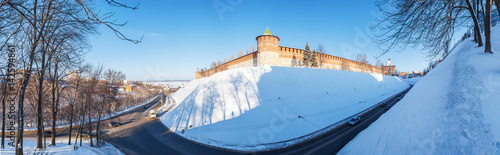 Нижегородский кремлевский холм с Коромыловой башней и стеной в Нижнем Новгороде зимой