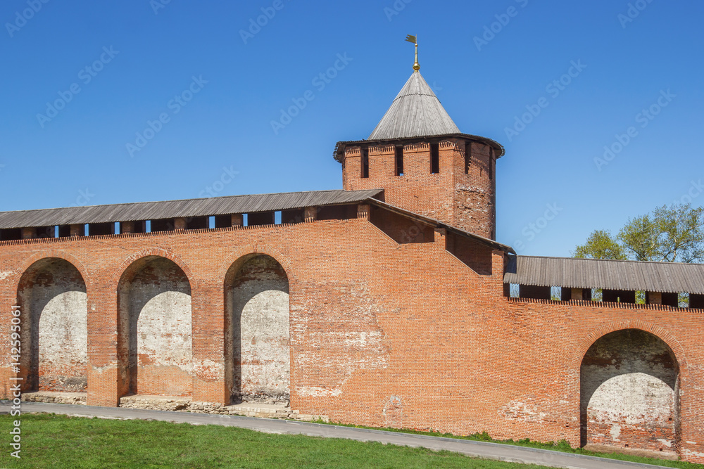 Белая башня в кремле в Нижнем Новгороде весной