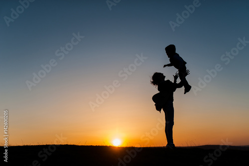 Silhouette of mother and child © kiri