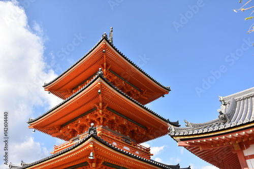 Red pagoda under blue sky © Paramate