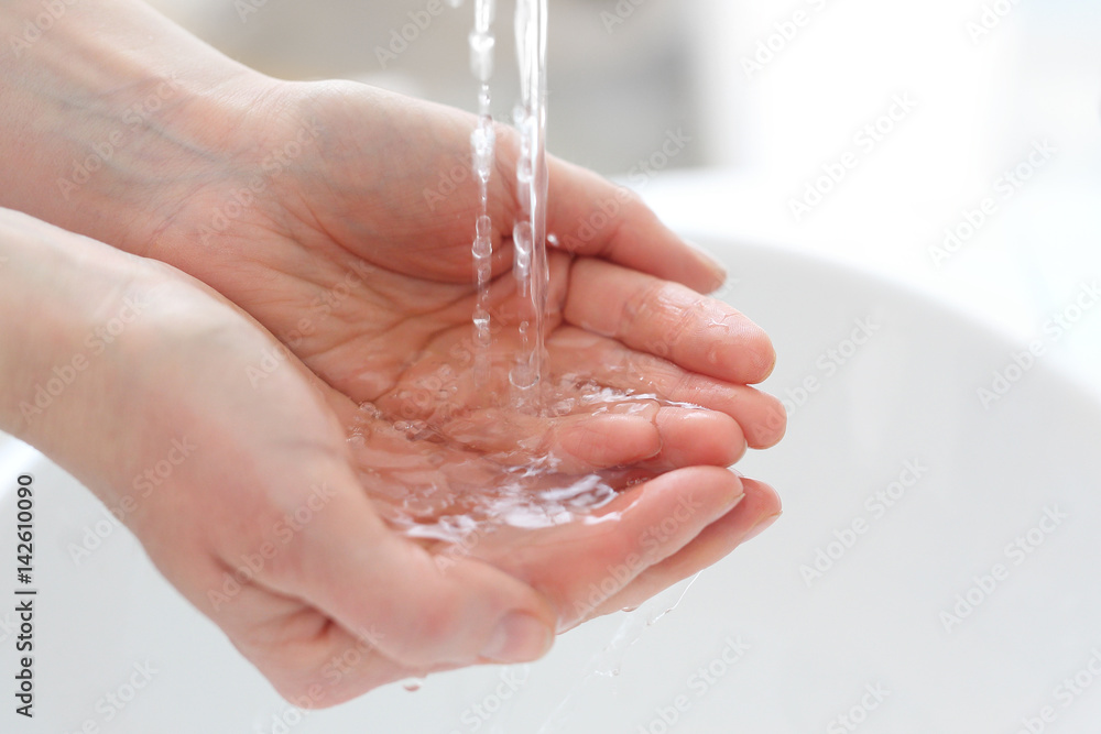 Mycie dłoni.
Kobieta płucze dłonie pod wodą - obrazy, fototapety, plakaty 