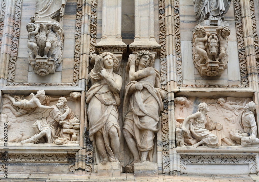 Sculture sulla facciata del duomo di Milano