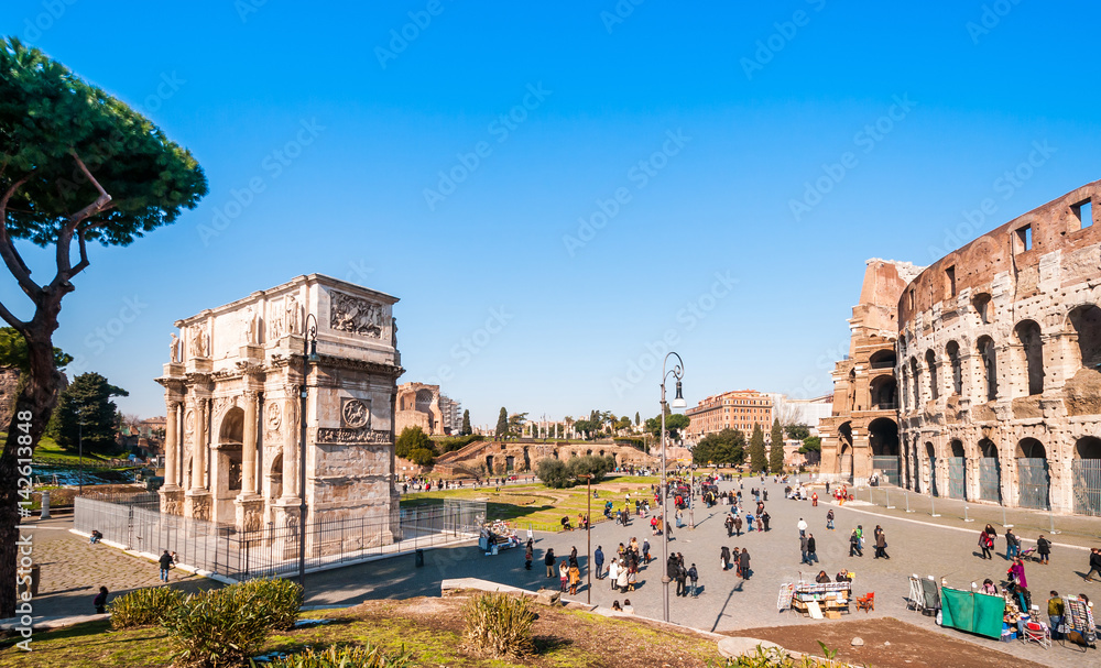 Obraz premium Arc de Constantin et partie du Colisée à Rome, Latium, Italie