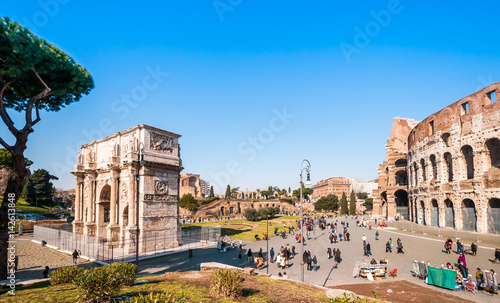 Arc de Constantin et partie du Colisée à Rome, Latium, Italie