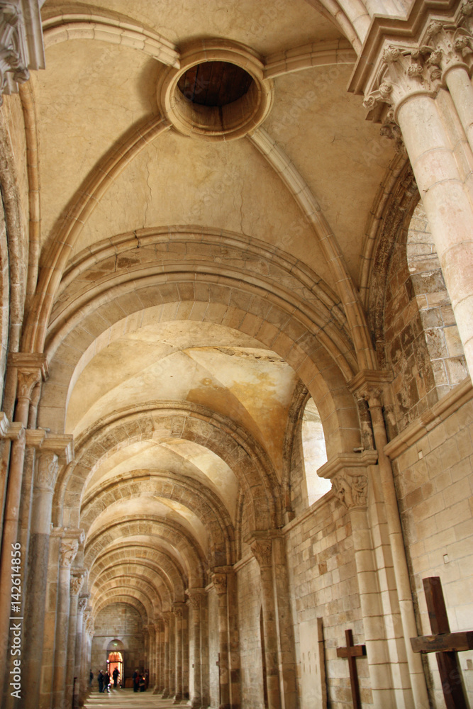Voûtes de la nef de la basilique de Vézelay en Bourgogne, France
