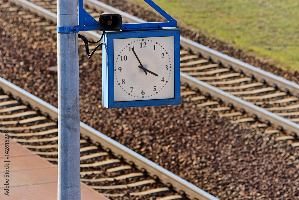 Clock at the train station. - obrazy, fototapety, plakaty 