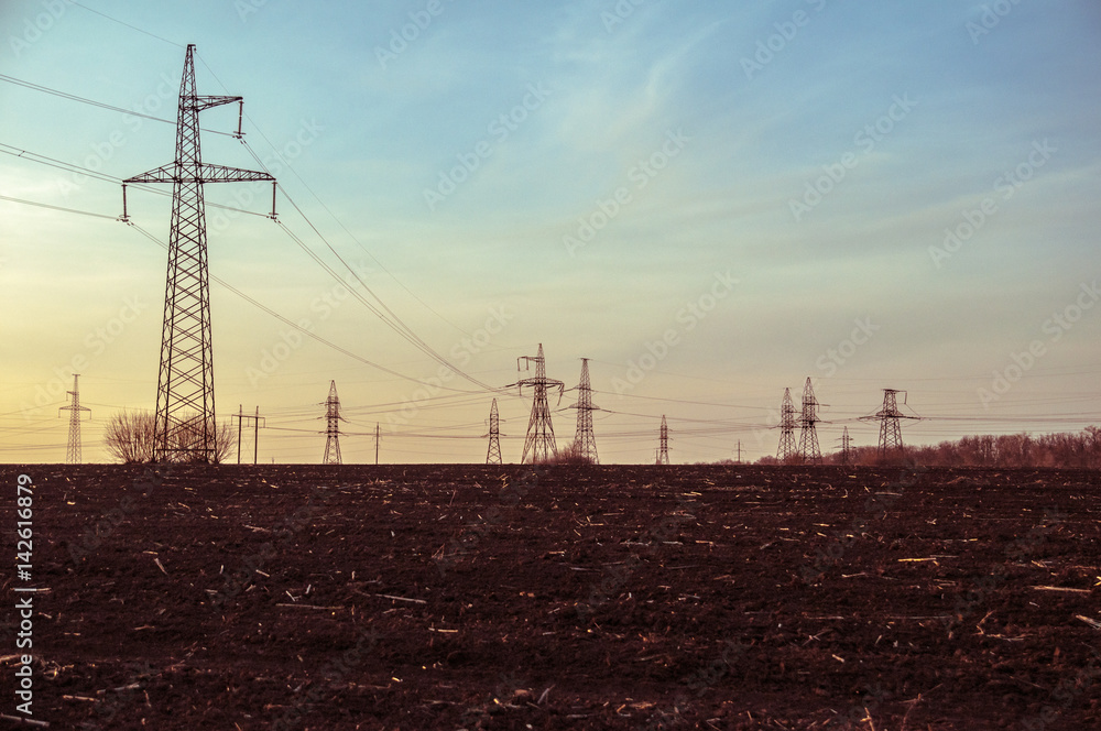 linea elettrica ad alta tensione in un campo arato linea elettrica ad alta tensione in un campo arato