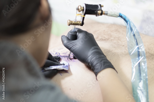 tattooer tattooing client
