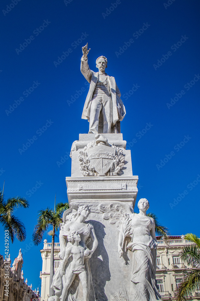 Obraz premium Statua Jose Marti znajdująca się w Hawanie na Kubie