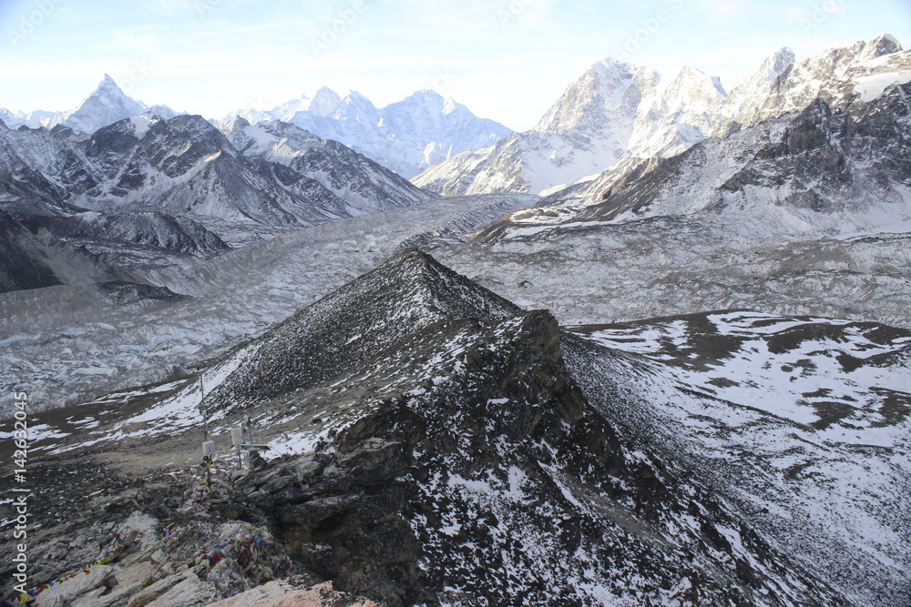 Nepal mit seinen hohen Bergen und jede Menge Schnee