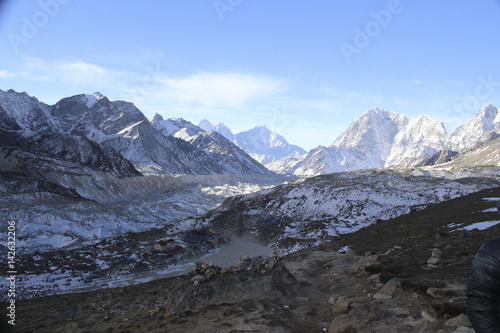 Nepal mit seinen hohen Bergen und jede Menge Schnee