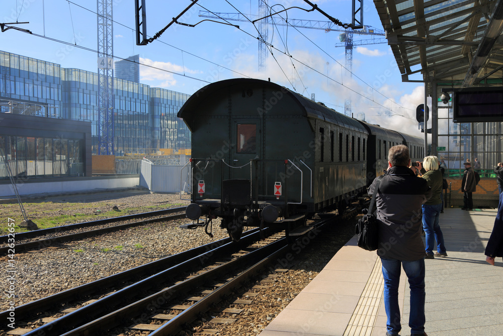Zabytkowe wagony odjeżdżają z peronu na dworcu we Wrocławiu. - obrazy, fototapety, plakaty 