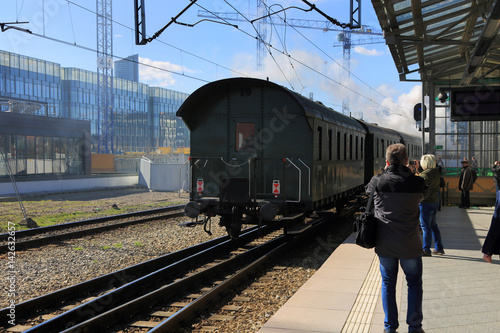 Zabytkowe wagony odjeżdżają z peronu na dworcu we Wrocławiu.