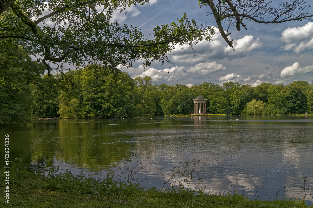 Φωτογραφία Summer calm in the park by the lake