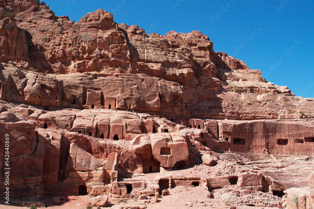 Giordania, sito archeologico di Petra, 02/10/2013: la Strada delle Facciate, la fila di tombe monumentali scavate nella parete rocciosa a sud del Tesoro nella città rosa dei Nabatei 