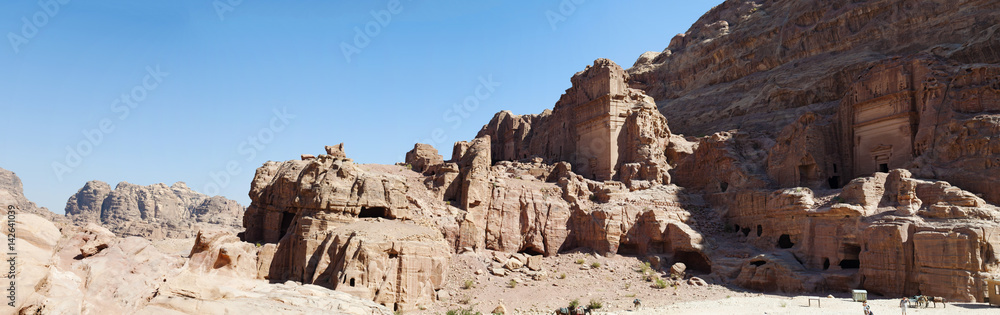 Giordania, sito archeologico di Petra, 02/10/2013: la Strada delle Facciate, la fila di tombe monumentali scavate nella parete rocciosa a sud del Tesoro nella città rosa dei Nabatei 